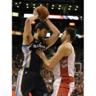 Marc Gasol defiende el balón frente a Linas Kleiza.