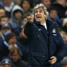 Manuel Pellegrini da instrucciones a sus jugadores durante un partido del Manchester City.