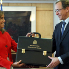 Ana Mato entrega la cartera ministerial a Alfonso Alonso durante la toma de posesión.