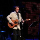 David Knopfler y su banda, ayer, en el Auditorio en un momento de su actuación.