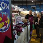 Los stands de embutidos copan gran parte del espacio de la feria, que ayer recibió sus primeros visitantes; en la última imagen la cecina de Valdellán.