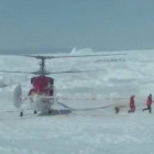 Los equipos de rescate descienden del helicóptero y se dirigen a evacuar al pasaje atrapado en el barco ruso.