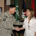 La ministra Chacón saluda al comandante Petraeus en su visista a Afganistán.