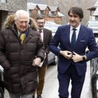 El consejero, a la derecha, acompañado por el delegado territorial, a su llegada a Encinedo. MARCIANO PÉREZ