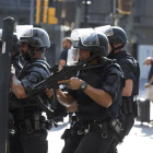 Varios agentes patrullan Barcelona durante el atentado terrorista en las Ramblas. /