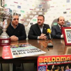 Carlos Pollán y Francisco Castañón, en el centro, durante la presentación del memorial.