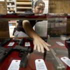 Un vendedor de armas en el Bulls Eye Pistol Range, en una imagen de archivo.