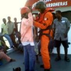 Imágenes tomadas con teléfono móvil del desembarco de una de las inmigrantes que tomó ayer tierra