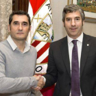 Ernesto Valverde (izquierda) y el presidente del Athletic, Josu Urrutia, tras la renovación del técnico.