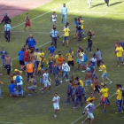 Los seguidores de Las Palmas saltaron al césped antes del empate del Córdoba.