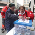 Los voluntarios recogían fondos en Lazúrtegui.