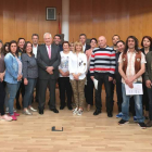 El delegado de la Junta y la alcaldesa, con los beneficiarios de los programas del Ecyl en San Andrés. DL