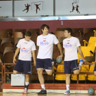 Los jugadores del Ademar realizan estiramientos en un entrenamiento en el Palacio.