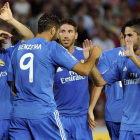 Karim Benzema, de espaldas, celebra con sus compañeros el gol que dio el triunfo al Real Madrid frente al Granada.
