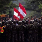 Soldados del Ejército hondureño bloquean el paso de seguidores del ex presidente Zelaya.