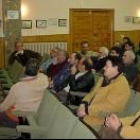 Los asistentes a las jornadas esperan durante un receso entre las charlas