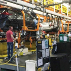 Trabajadores de la cadena de montaje del Chevy Bolt EV de General Motors, en la planta de Orion Township (Michigan, EEUU).