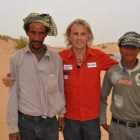 Jesús Calleja, en el Wadi Rum, con dos beduinos.
