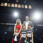 Manu Ginóbili, junto a su familia posa con su camiseta colgada en el AT&T Center