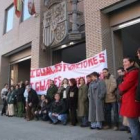 Los funcionarios de Ponferrada se concentraron ayer a las puertas del Palacio de Justicia