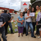 Voluntarios de Cruz Roja protestaron ayer por el cierre.