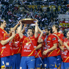 Arriba el ademarista Ruesga levanta el trofeo de campeones del mundo. Debajo, Cadenas.