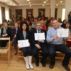 Teresa Gutiérrez, Agustín Pérez Lamo y Vicente Canuria, con los diplomas del curso.