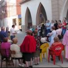 Reunión de los cofrades de San Antonio en el patio de la iglesia parroquial de San Roque