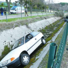 El coche, ayer por la mañana en el interior del Canal a su paso por el barrio de Compostilla.
