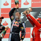 El australiano Mark Webber, vencedor, junto a su compañero Vettel, segundo, y Massa.