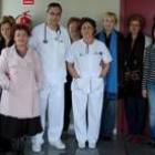 Un grupo de voluntarios posan con el doctor Ramos en el Hospital de León