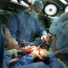 Los médicos de la base de Balad operan al herido