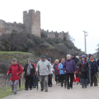 Imagen de archivo de caminantes frente a Cornatel. DL