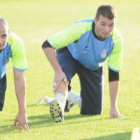 Todo hace indicar que Calzado, a la derecha junto a Mato, recuperará la titularidad el domingo.