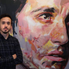 El joven artista José Ramón Lozano, con una de las creaciones presentes en su 'Inhaerens'