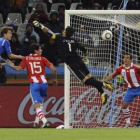 El italiano De Rossi aprovecha el mal despeje de Villar para situar el empate en el marcador.