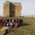 Miembros de Promonumenta, en su marcha reivindicativa, ante el deteriorado castillo de Cea.