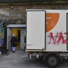 Un camión del banco de alimentos de Essen con una pintada de protesta.