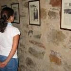 Una joven observa algunas de las portadas de la exposición