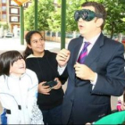 Riesco comprueba lo difícil que sería caminar a ciegas, en el patio del colegio García Yebra