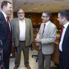 El director general de Transportes conversa con algunos de los asistentes a la reunión.