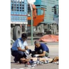 Dos policías atienden a uno de los heridos en el ataque