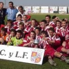 La selección de León sub-16 posa con la copa de campeón autonómico