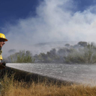 Un brigadista trabaja en el incendio que se originó en julio en Pobladura de la Sierra.