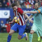 Iniesta pelea por el balón con Saúl, el jugador del Atlético, en el Calderón.