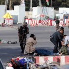 Los agentes de policía asisten a las víctimas del atentado cerca del aeropuerto de Kabul. JAWAD JALALI