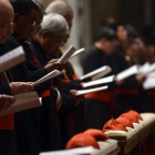 Varios cardenales rezan durante la Congregación que fijará la fecha del inicio del cónclave.
