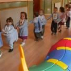 Varios niños juegan en la guardería a simular un tren, en una fotografía de archivo