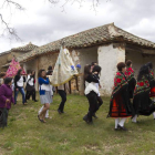 Las mujeres son las encargadas de portar las tallas hasta la llegada a la ermita