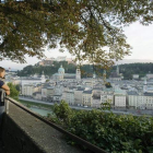 Imagen de una pareja que observa la ciudad austriaca desde los jardines de la abadía Capuchina